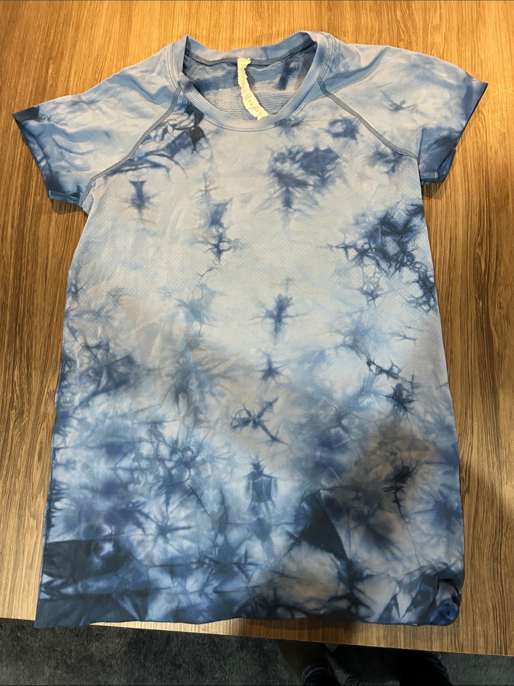 lululemon swiftly size 8 Blue Tie-Dye Short Sleeve Tee